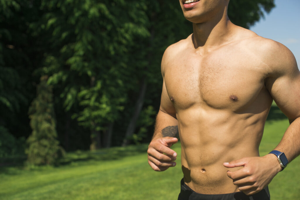 homem com tanquinho praticando exercicios