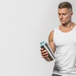 Pai preparando suplemento alimentar para adolescente com orientação