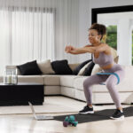 Mulher treinando com elástico de resistência em casa