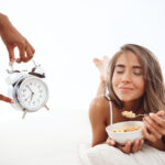 : Mulher aguardando o horário da próxima refeição para emagrece