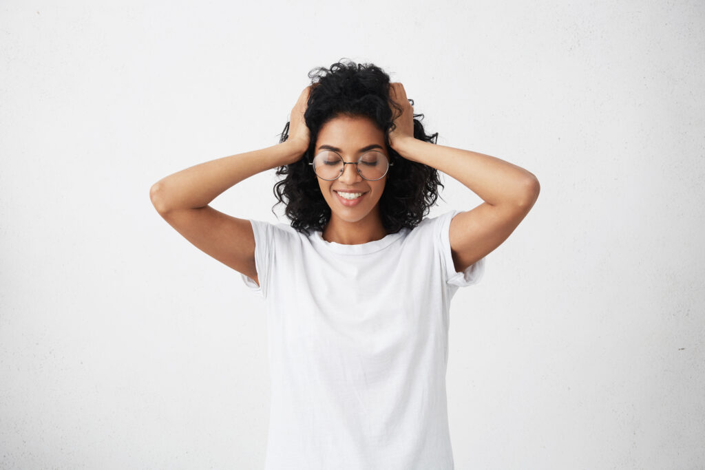Mulher demonstrando irritação e desconforto após sentir tontura no treino