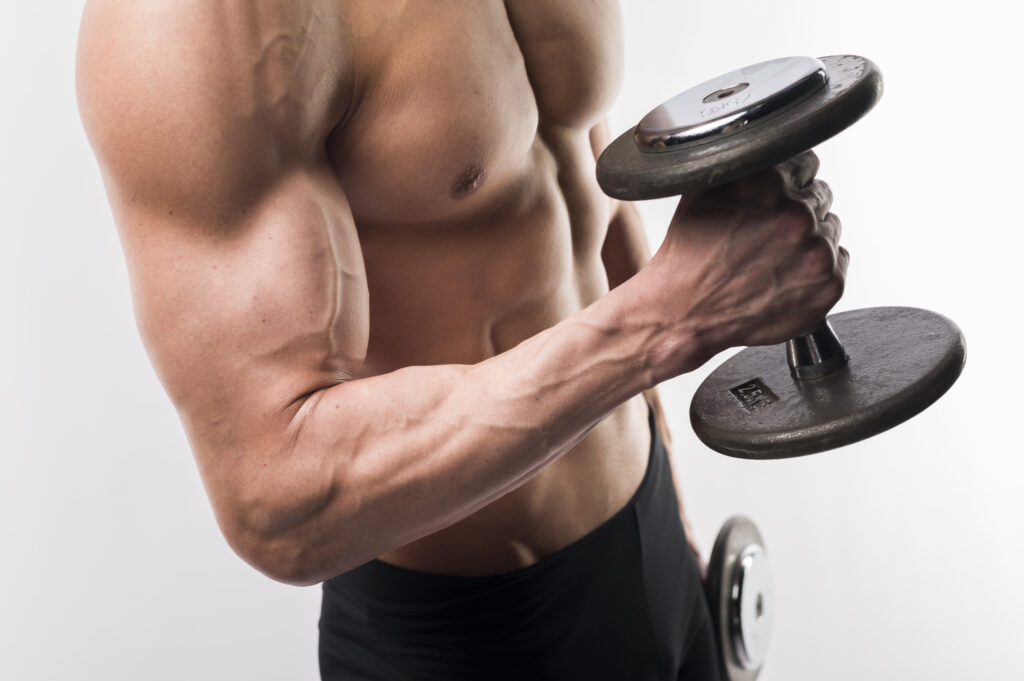 omem com massa muscular desenvolvida após meses de treino consistente