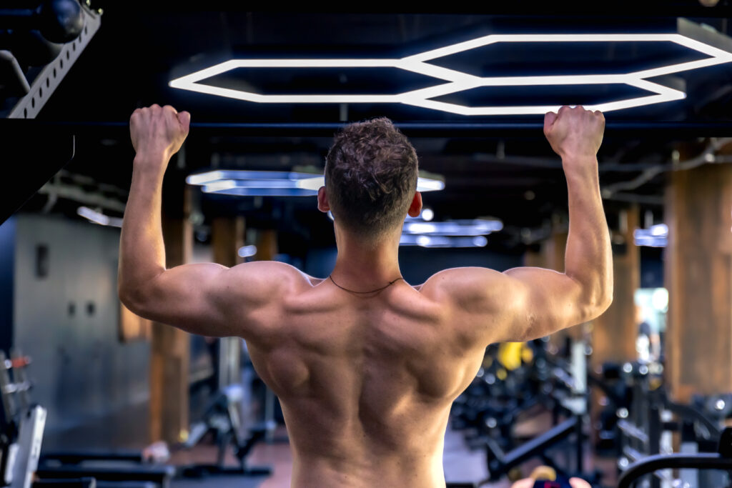 Costas musculosas bem desenvolvidas de um homem