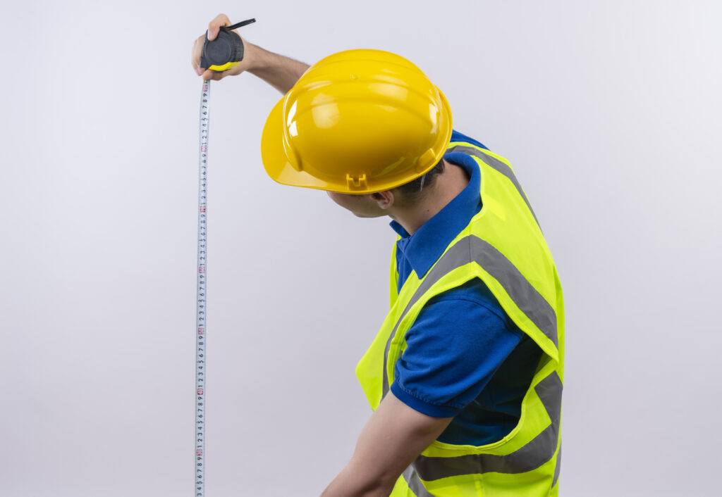Homem segurando fita métrica levantando dúvida sobre crescimento e uso de suplementos