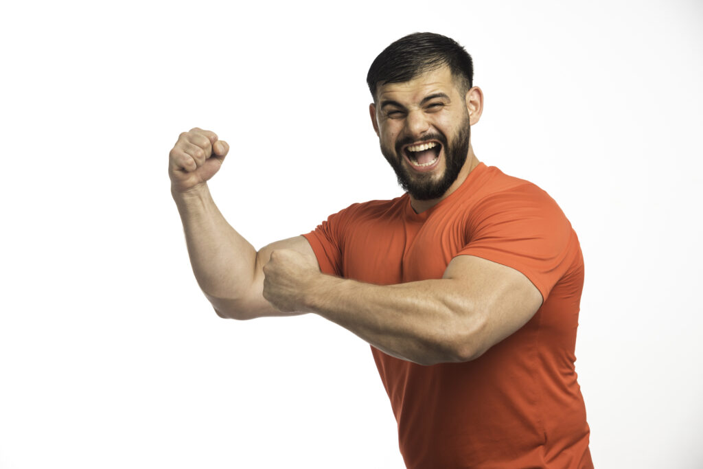 Pessoa demonstrando evolução física após algumas semanas de treino