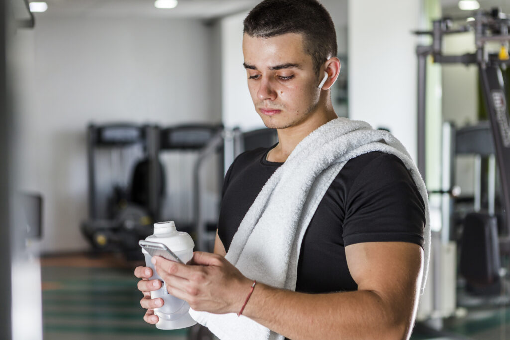 Pessoa iniciante na academia começando rotina de treino