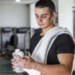 Pessoa iniciante na academia começando rotina de treino